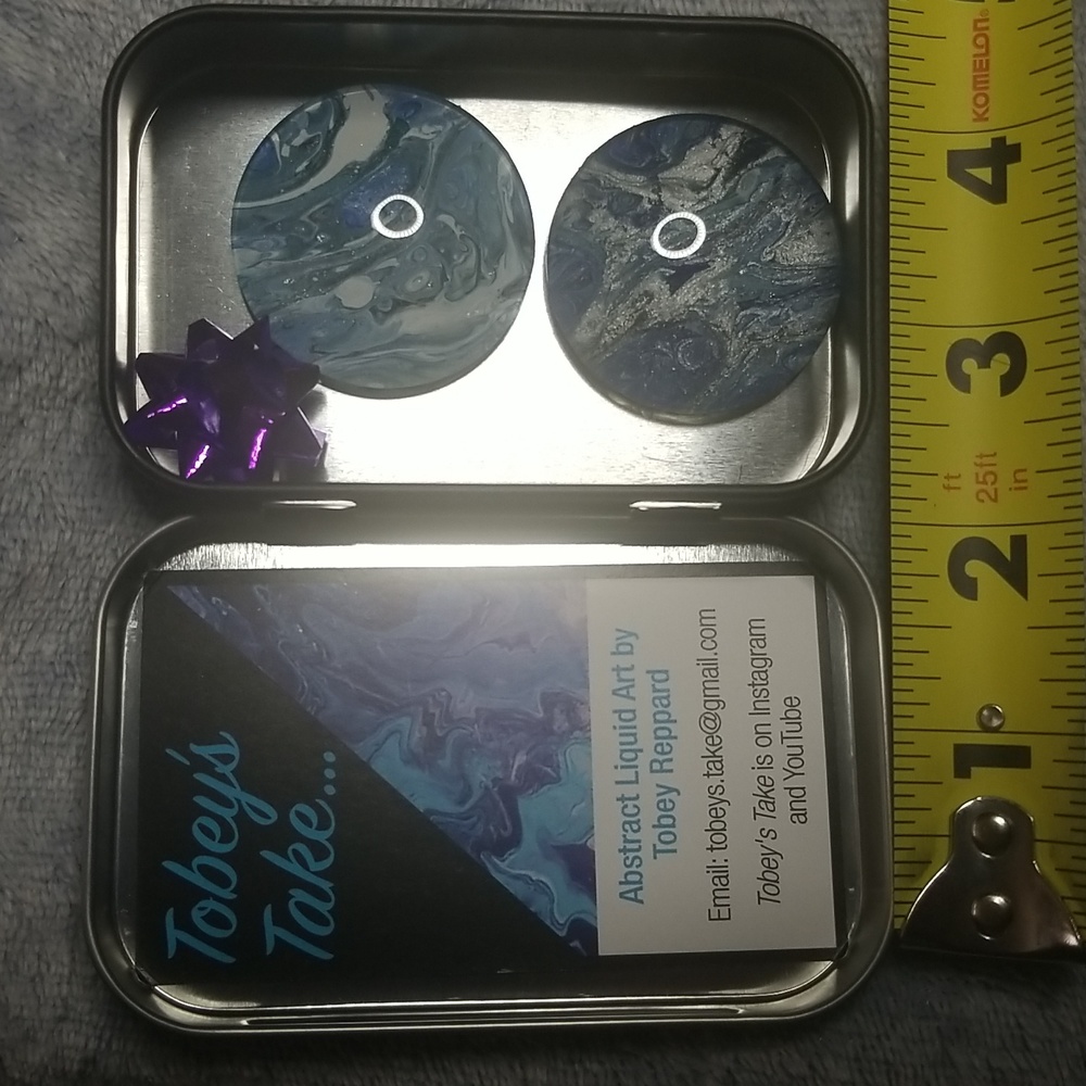 Original paint pouring magnets in gift tin.